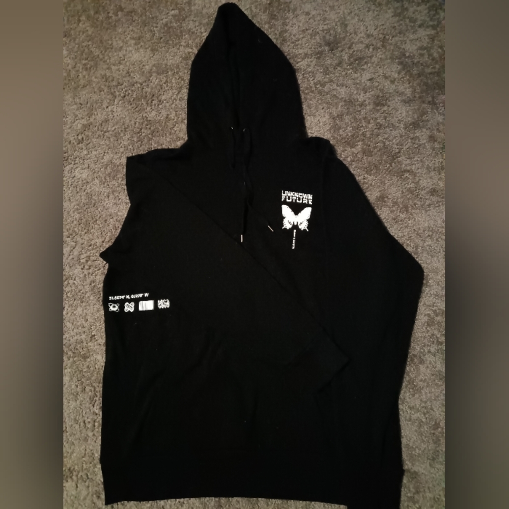 This is a 42-44 large black hoodie from No Boundaries.